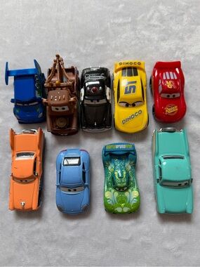 Disney Pixar Lightning McQueen Cars Die-Cast Toy Car Lot Kids